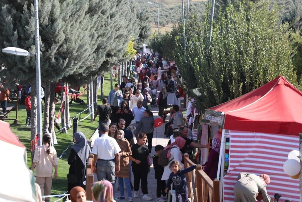 8. ALTINÖZÜ ZEYTİN VE ZEYTİNYAĞI FESTİVALİ RENKLİ ETKİNLİKLERLE BAŞLADI