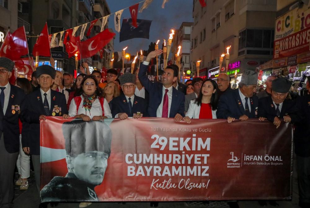 Bayraklı’da Cumhuriyet'in 101. Yılında Meşaleli Coşku