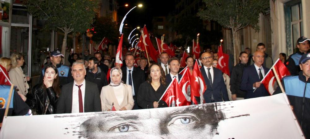 Çanakkale Gelibolu’da 101. Yıl Coşkusu: Fener Alayı ve Resepsiyonla Cumhuriyet Kutlamaları