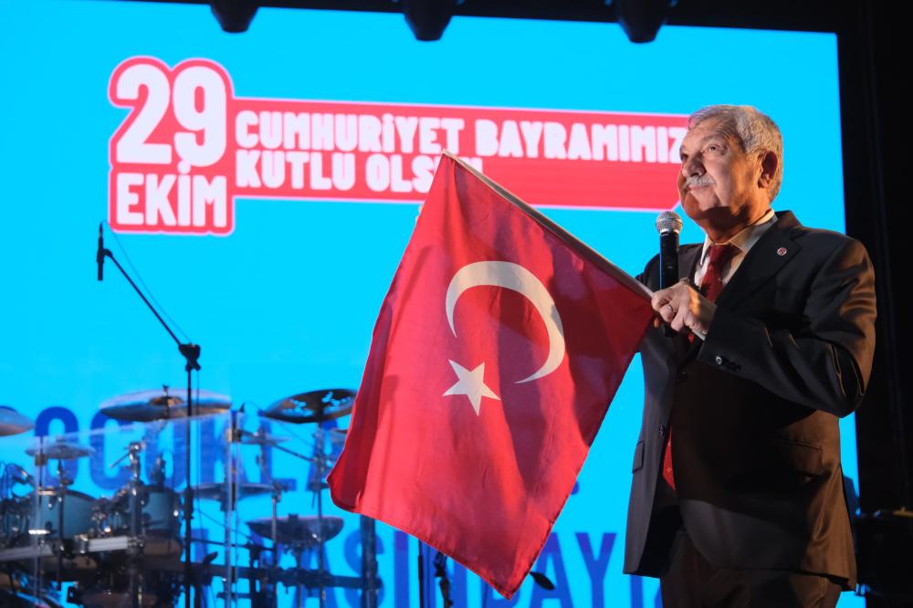 Adana’da Cumhuriyet Coşkusu: On Binler Uğur Mumcu Meydanı’nda Buluştu