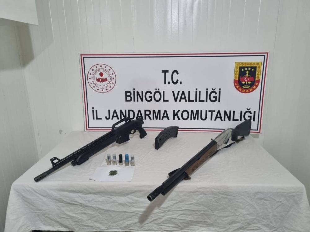 Bingöl Valiliği’nden Operasyon Bilgisi: Jandarma Ekipleri Ruhsatsız Silah ve Uyuşturucu Ele Geçirdi