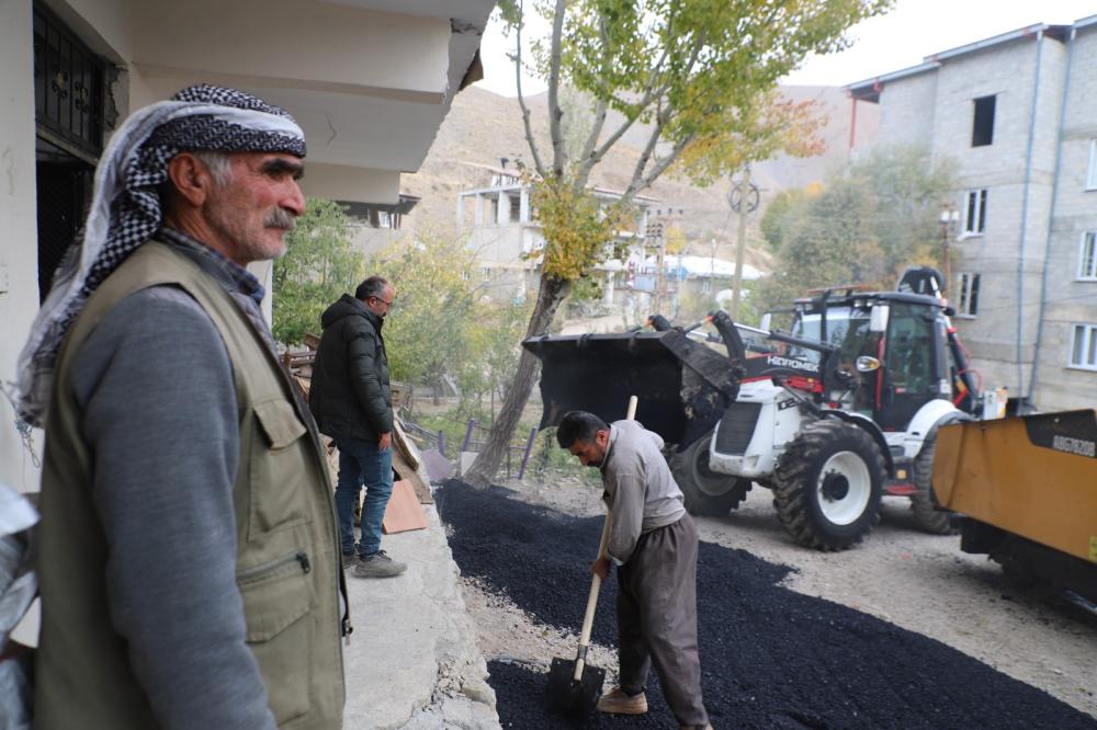 Hakkari'nin Zorlu Coğrafyasına Rağmen Yol Çalışmaları Hız Kesmedi