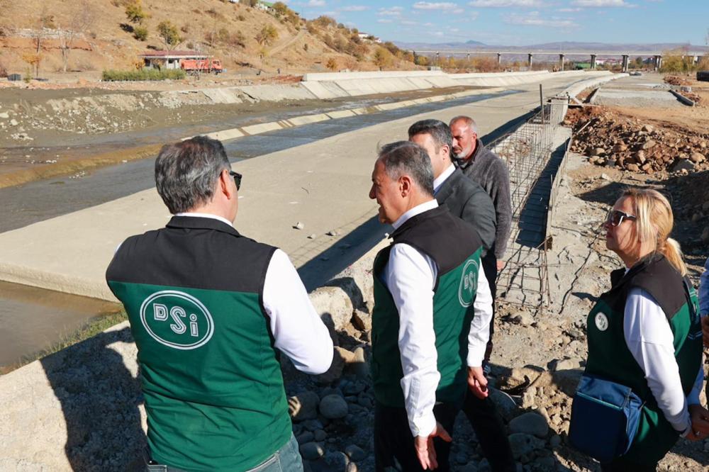 Bingöl Valisi ve Belediye Başkanı, Çapakçur Vadisi’ndeki Çalışmaları İnceledi