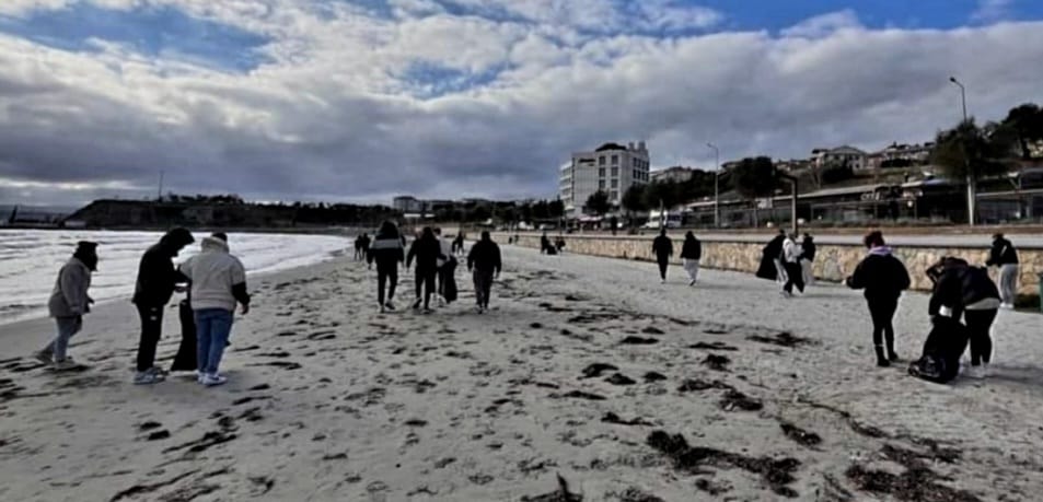 Gelibolu’da “Ayak İzinden Başka İz Bırakma” Sloganı ile Kıyı Temizliği