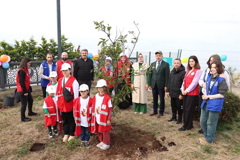 “Geleceğe Nefes, İnsanlığa Nefes” Sloganı ile Rize’de Fidan Dikimi