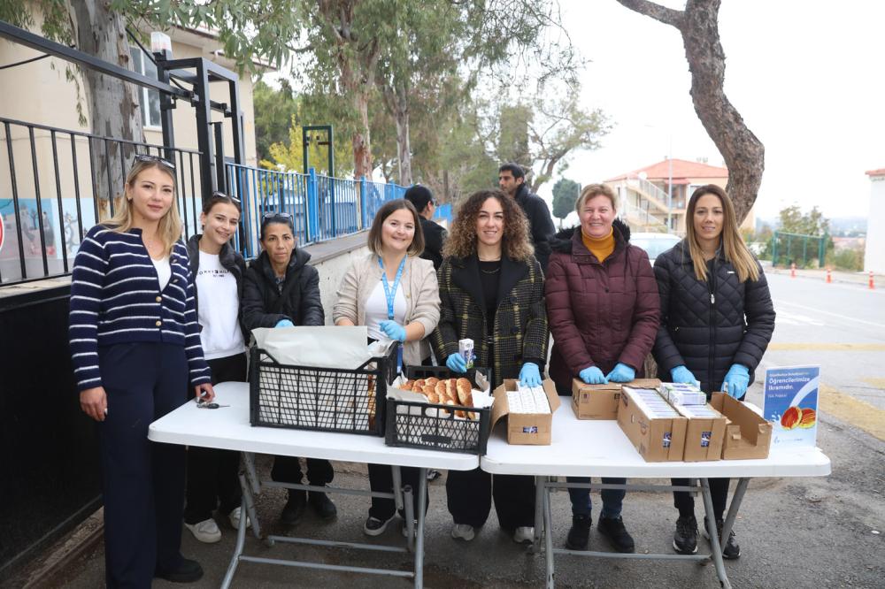 GÜZELBAHÇE BELEDİYESİ’NDEN ÖĞRENCİLERE HER SABAH SÜT VE POĞAÇA İKRAMI