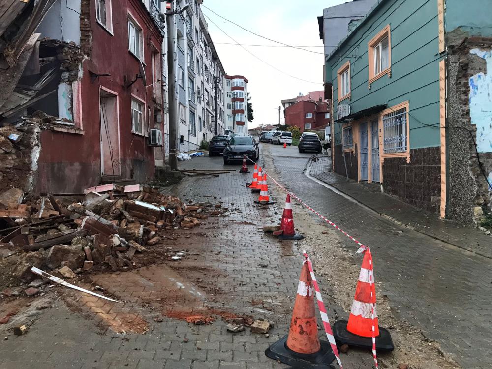 ÇANAKKALE GELİBOLU’DA 2 KATLI BİNA ÇÖKTÜ