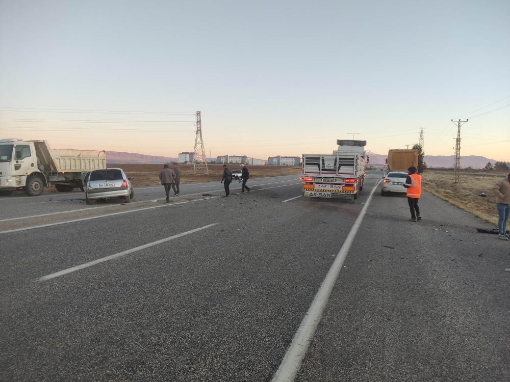 ADIYAMAN-KAHTA YOLUNDA TRAFİK KAZASI: 1 YARALI