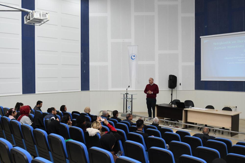 ADIYAMAN ÜNİVERSİTESİNDE İLERİ YAŞLARA YÖNELİK KONFERANSLAR DÜZENLENDİ