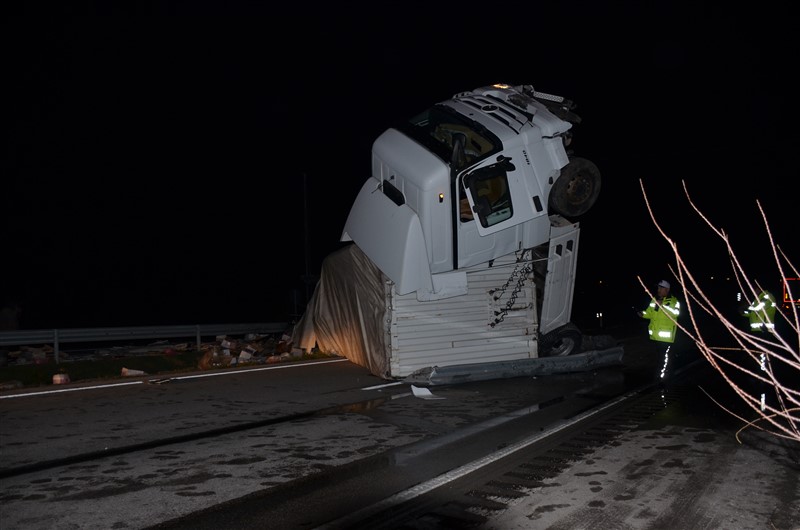 AMASYA’DA TIR KAZASI: YOL 3 SAAT KAPALI KALDI