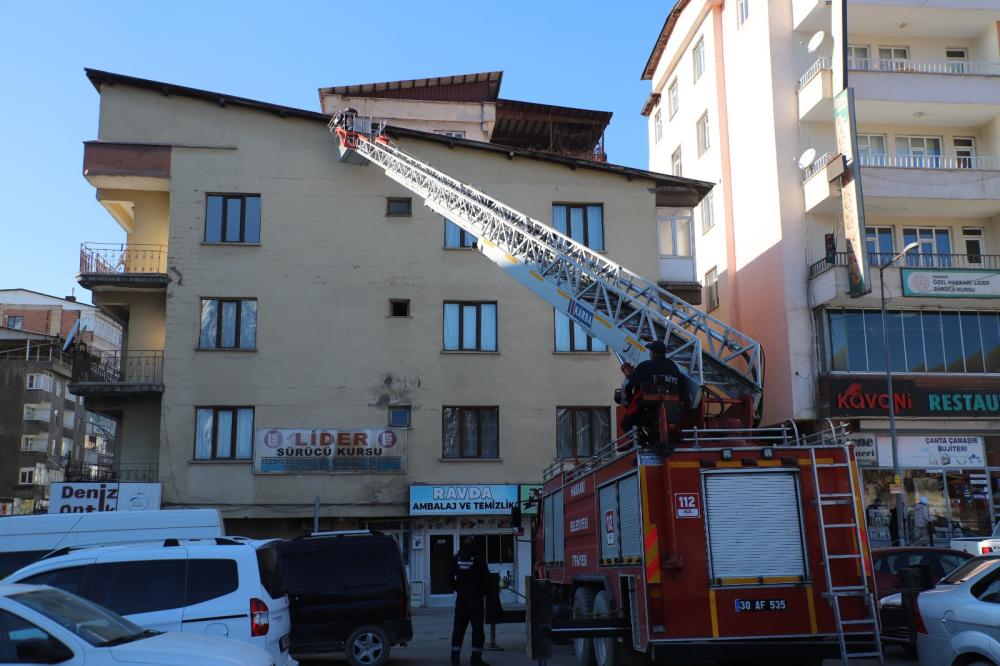 Hakkari’de Belediye, 2,5 Metrelik Buz Sarkıtlarına Karşı Harekete Geçti