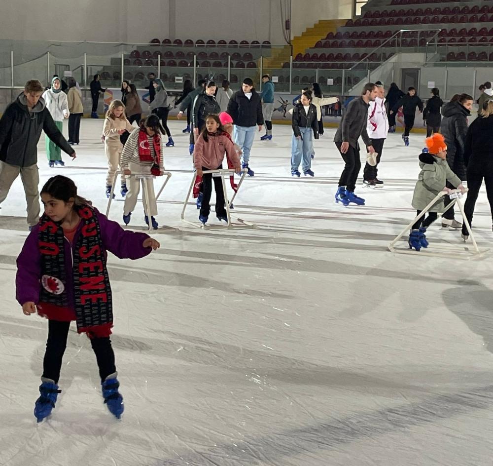 Gençlere Yeni Bir Spor Deneyimi: Çiğli’de Buz Pateni Eğitimi Başladı