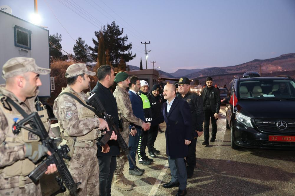 ADIYAMAN VALİSİ DR. OSMAN VAROL’DAN POLİS KONTROL NOKTASINA YILBAŞI ZİYARETİ