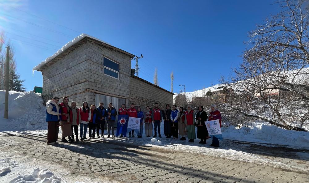 HAKKARİ’DE GÖNÜLLÜLERDEN SOKAK HAYVANLARINA DESTEK: KUŞLAR İÇİN YEMLİKLER, KEDİLER VE KÖPEKLER İÇİN MAMALAR