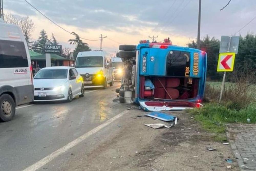 SİLİVRİ’DE YOLCU MİNİBÜSÜ VE HAFİF TİCARİ ARAÇ ÇARPIŞTI: 10 YARALI