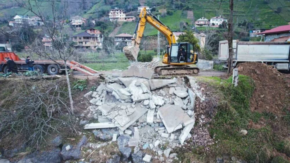 RİZE VALİLİĞİ, FIRTINA VADİSİ’NDE KAÇAK YAPILARA GEÇİT VERMİYOR