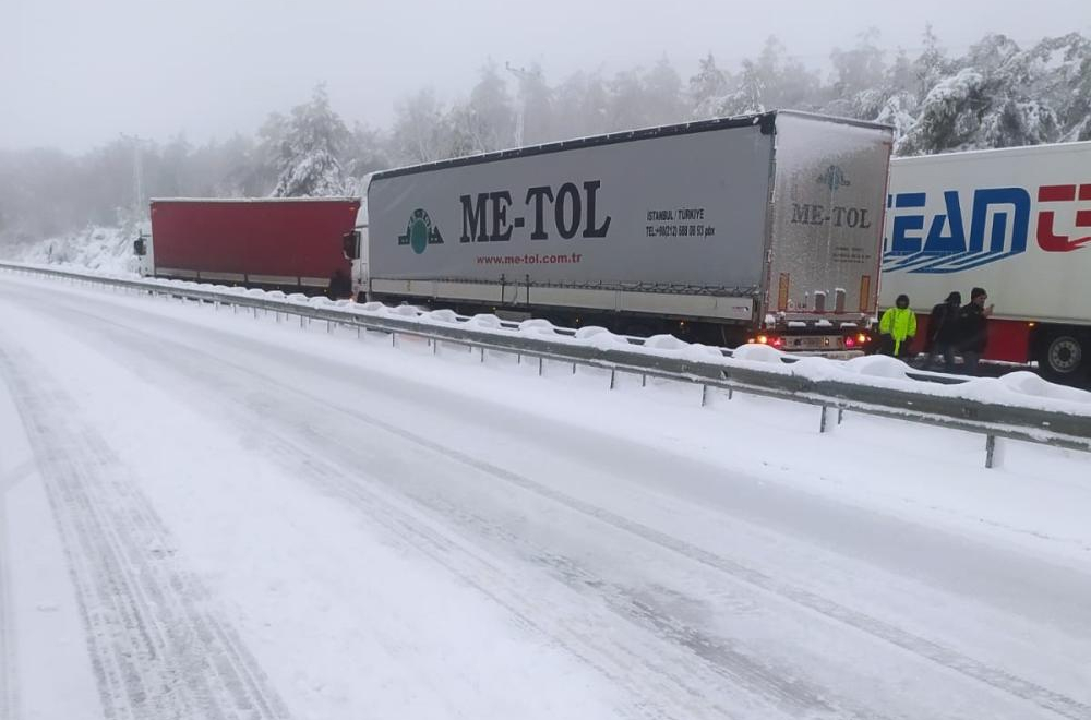 KORUDAĞ’DA KAPANAN YOL TRAFİĞE AÇILDI: KAR TEMİZLEME ÇALIŞMALARI SÜRÜYOR