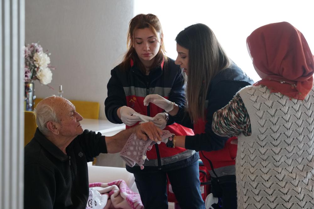 Kemalpaşa Belediyesi’nden Evde Bakım Hizmeti: Yüzler Gülüyor