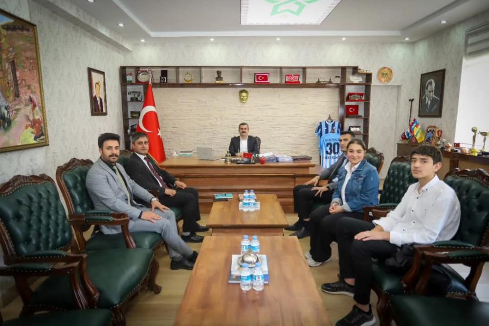 ÇUKURCALI ÖĞRENCİLERDEN KAYMAKAM KUMCU’YA ZİYARET