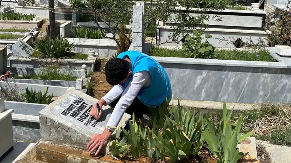 ÇELİKHANLI GENÇLER, MEZARLIKTA GEÇMİŞE VEFA GÖSTERDİ