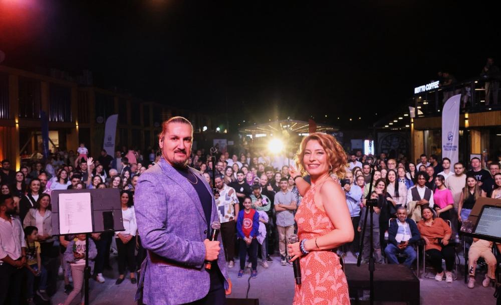 Hatay'da Nostalji Rüzgarı: 80'ler 90'lar Gecesi Büyük İlgi Gördü