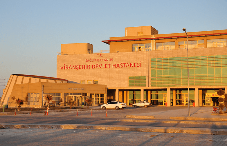 ŞANLIURFA VİRANŞEHİR\'DE ÇOCUĞA OTOMOBİL ÇARPTI, SÜRÜCÜ KAÇTI!