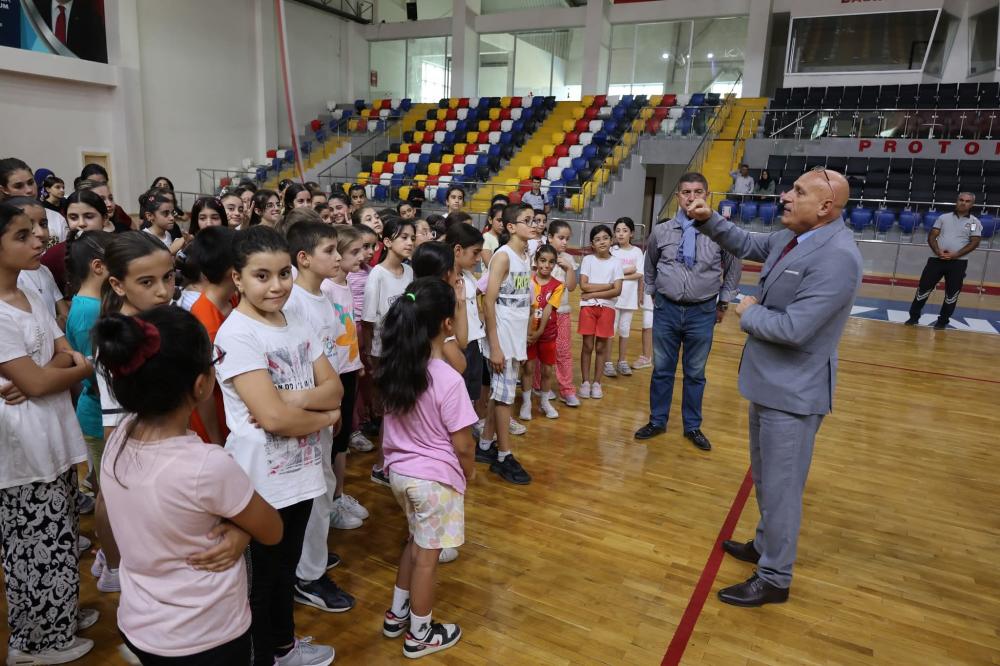 İl Müdürü Elüstü Yaz Spor Okullarında Sporcularla Buluştu