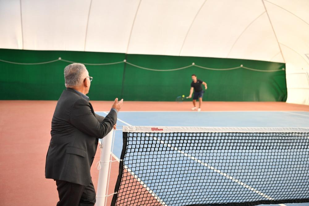 BAŞKAN BÜYÜKKILIÇ’TAN İLGİ ODAĞI OLAN BALON TENİS KORTLARI’NA ZİYARET