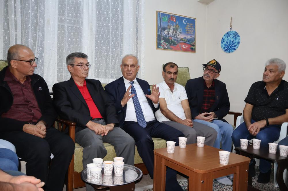 Başkan Yusuf Kanlı, evlerde sorun dinliyor