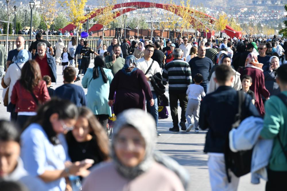 BÜYÜKŞEHİR\'İN YOĞUN İLGİ GÖREN 7. BİLİM FESTİVALİ\'NE VATANDAŞLARDAN ÖVGÜ