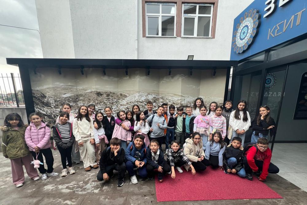Öğrenciler yaşadıkları şehri tanımaya çalışıyor.