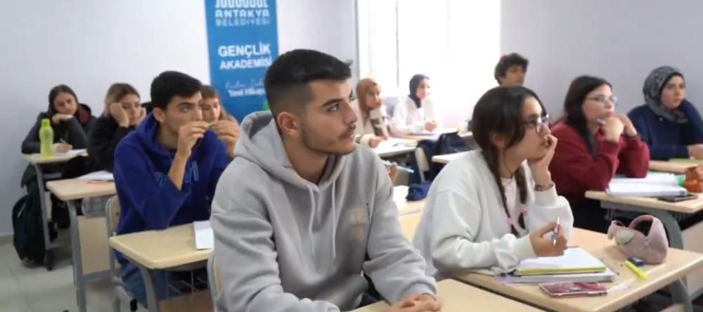 GENÇLİK AKADEMİSİ ÖĞRENCİLERİN EĞİTİM HAYATLARINI KOLAYLAŞTIRIYOR