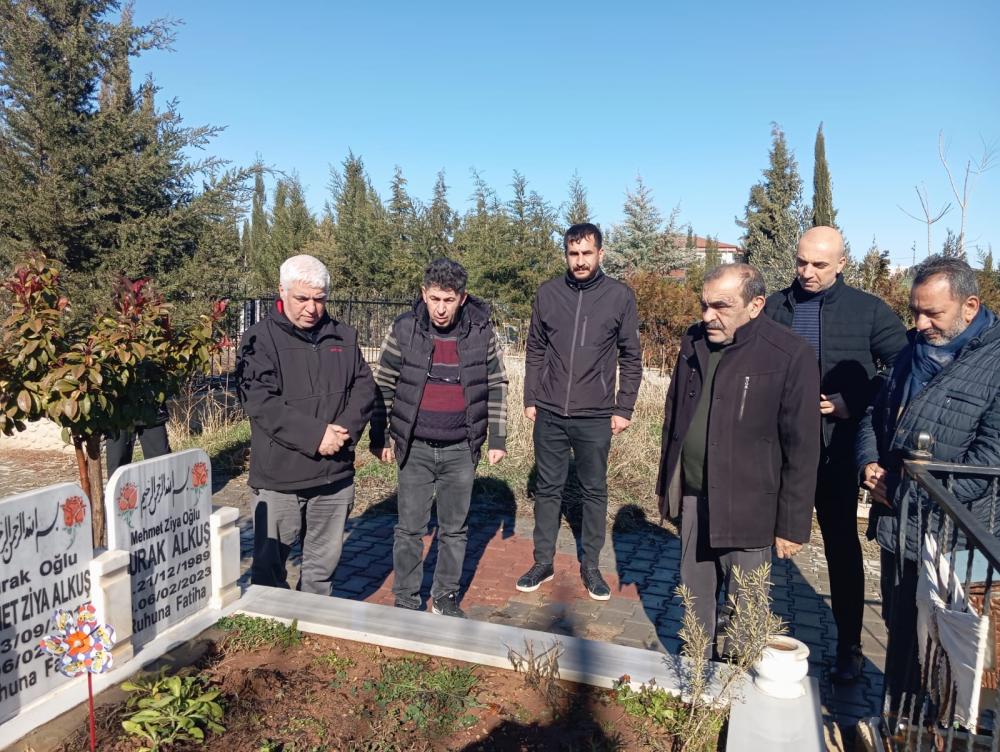 Depremde Hayatını Kaybeden Gazeteciler Mezarları Başında Anıldı