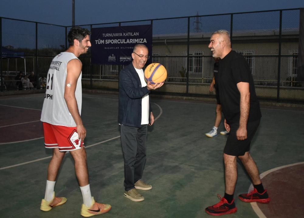 BAŞKAN YAPAR 3. TEK POTA BASKETBOL TURNUVASI’NDA SPORCULARA DESTEK VERDİpğiş