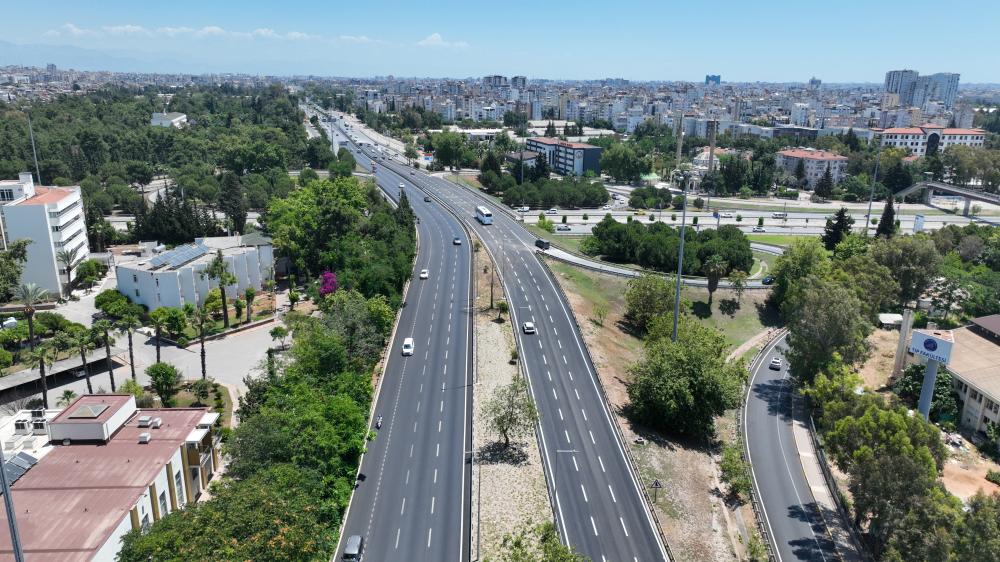 İller Bankası Kavşağı’nda asfalt çalışması yapıldı Kavşak girişi üç şeride çıkarılarak genişletildi