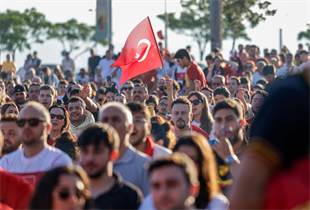İzmir’de Dünya Kupası heyecanı meydanlara taştı 