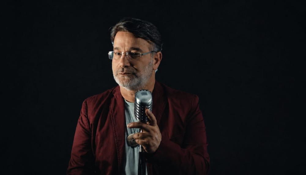 İki Dil, Tek Yürek: Hasan Peköz’den “Tez Gel” ile Yeni Bir Müzikal Yolculuk