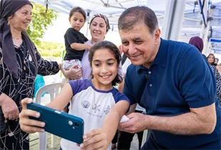 Toprakla buluşan kadınlar, hasat sevincini Başkan Tugay’la yaşadı