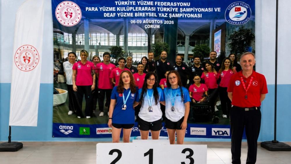 ESKİŞEHİRLİ ÜÇ YÜZÜCÜ AVRUPA’DA TÜRKİYE İÇİN KULAÇ ATACAK