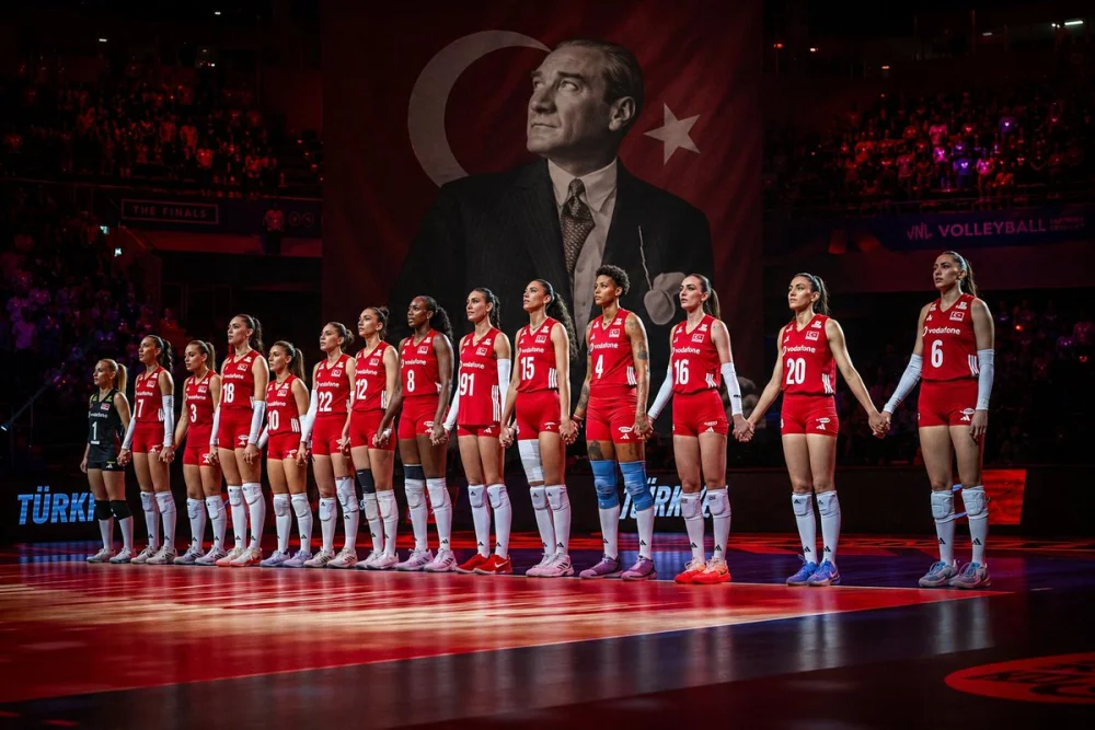 TRT SPİKERİNİN ATATÜRK SÖZLERİ BÜYÜK BEĞENİ ALDI.