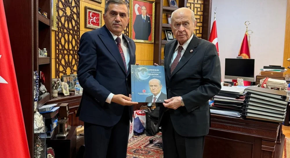 MHP Samsun İl Başkanı Burhan Mucur, Mazbatasını Devlet Bahçeli’ye Takdim Etti