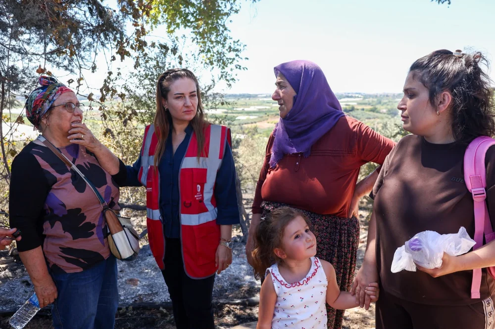 Antalya Büyükşehir Belediyesi yangınla mücadeleyi sürdürüyor