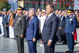 9 EYLÜL RUHU İZMİR SOKAKLARINDA BAŞKAN TUGAY İZMİRLİLERLE YÜRÜDÜ