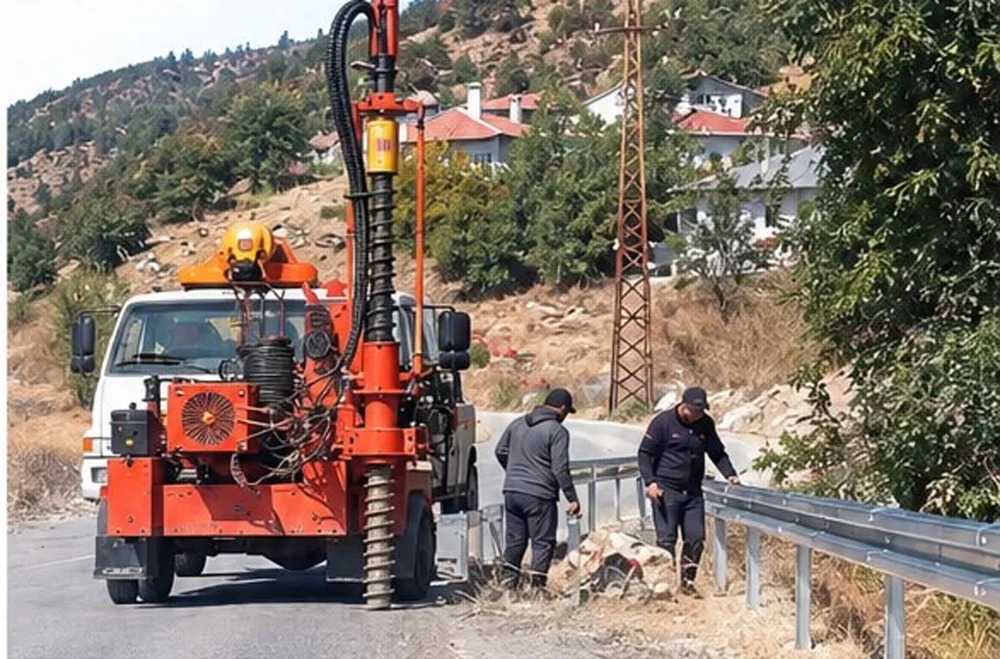 Eski beldelerden Karaşar Mahallesi yolunda Yol Güvenliği çalışması: