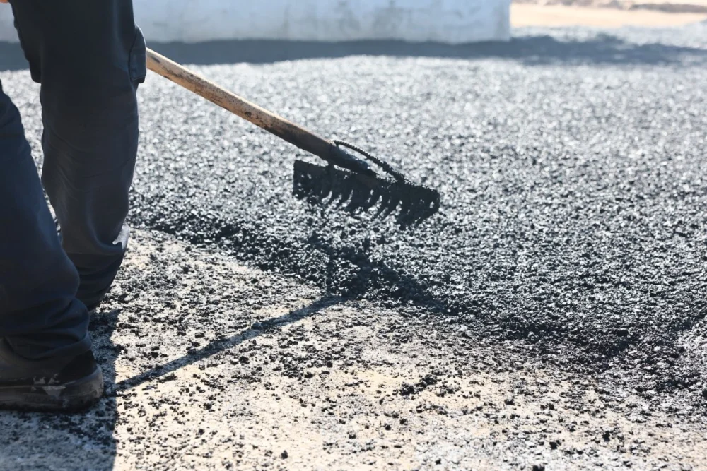 Bodrum Belediyesi, üstyapı hizmetleri kapsamında asfalt çalışmalarını sürdürüyor.