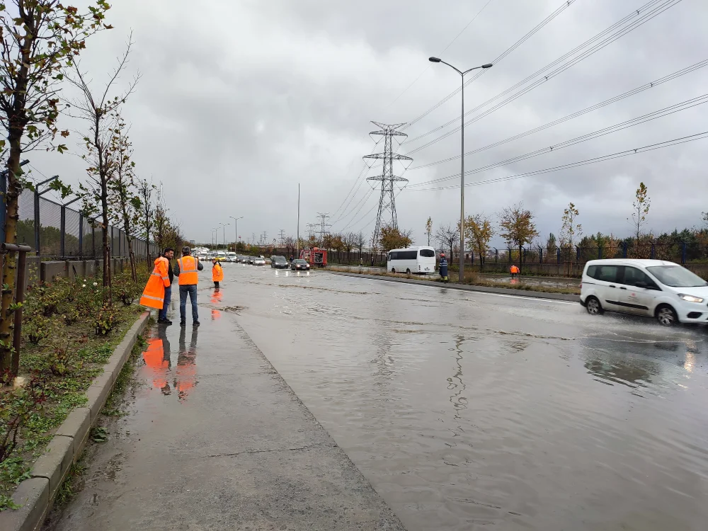 İstanbul’da Sağanak Yağış Yolları Göle Çevirdi: Araçlar Mahsur Kaldı