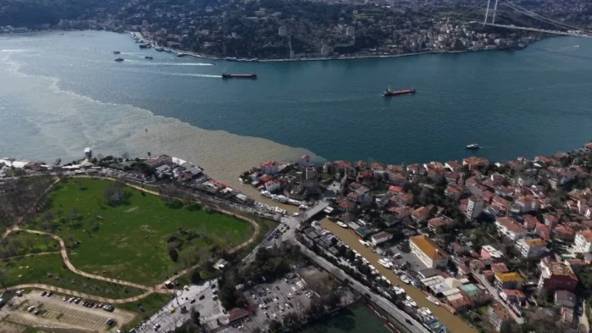 İstanbul boğazı kahverengi oldu