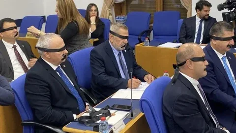 YENİ PARTİLİ MİLLETVEKİLLERİNDEN DİKKAT ÇEKEN HALK TV PROTESTOSU