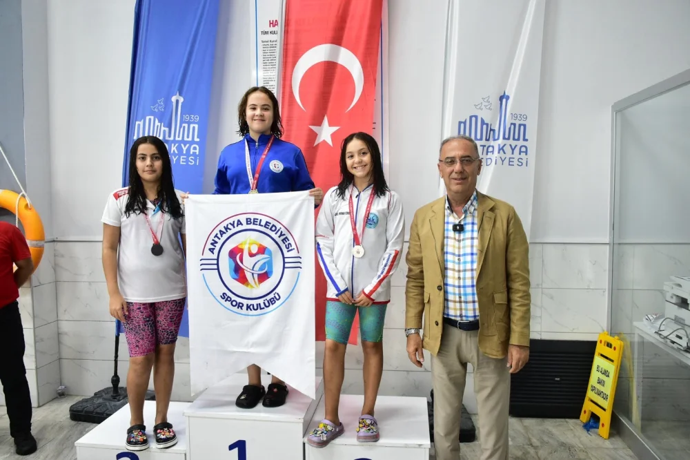 BAŞKAN YAPARDAN 2. KAMİL KÖSEOĞLU YÜZME TURNUVASI SPORCULARINA DESTEK