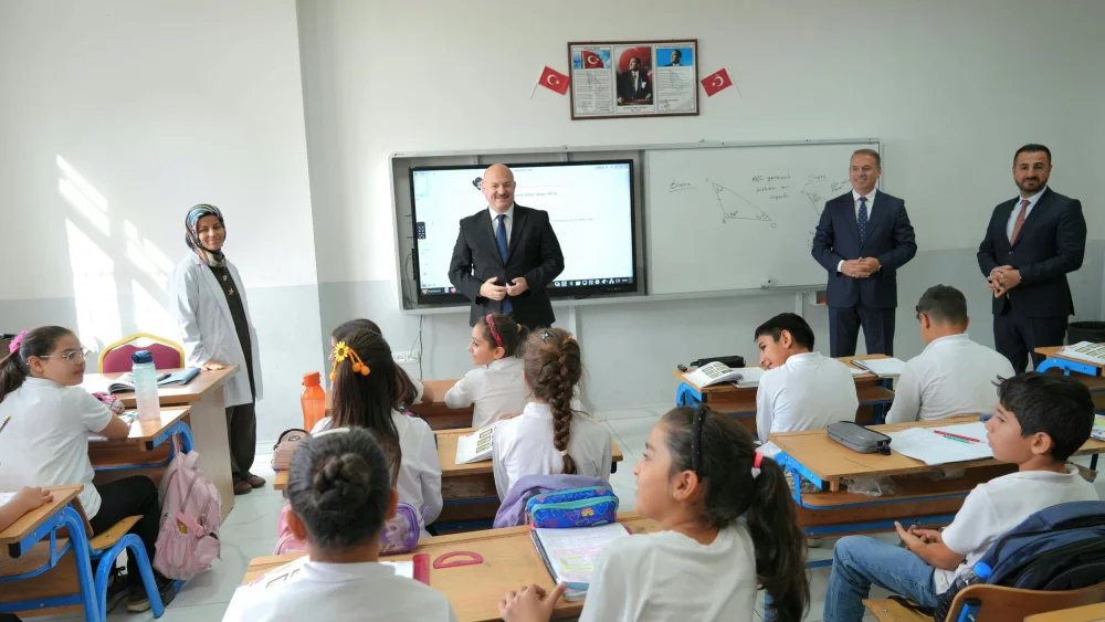 Vali Abdullah Küçük ve İl Müdürü Ali Tosun’dan Selahaddin Eyyubi Ortaokuluna Ziyaret